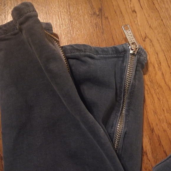 Fashion Nova Skinny Grey Button Up ,size 30, zipper bottoms - Picture 3 of 5